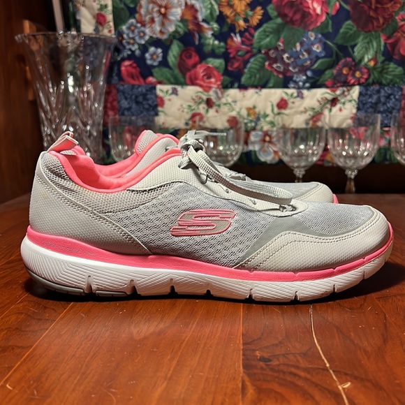 Sketchers Lite-Weight Woman’s Pink & Grey Sneakers - Picture 9 of 11